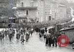 Standbild AEF Truppen der 32nd Division März in Gievres Frankreich Gievres Frankreich, 1918, aus Sekunde 19 historischem Filmmaterial Videoclip 65675025593