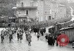 Standbild AEF Truppen der 32nd Division März in Gievres Frankreich Gievres Frankreich, 1918, aus Sekunde 20 historischem Filmmaterial Videoclip 65675025593