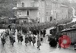Standbild AEF Truppen der 32nd Division März in Gievres Frankreich Gievres Frankreich, 1918, aus Sekunde 21 historischem Filmmaterial Videoclip 65675025593