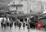 Standbild AEF Truppen der 32nd Division März in Gievres Frankreich Gievres Frankreich, 1918, aus Sekunde 22 historischem Filmmaterial Videoclip 65675025593