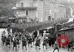 Standbild AEF Truppen der 32nd Division März in Gievres Frankreich Gievres Frankreich, 1918, aus Sekunde 23 historischem Filmmaterial Videoclip 65675025593