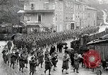 Standbild AEF Truppen der 32nd Division März in Gievres Frankreich Gievres Frankreich, 1918, aus Sekunde 24 historischem Filmmaterial Videoclip 65675025593