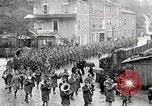 Standbild AEF Truppen der 32nd Division März in Gievres Frankreich Gievres Frankreich, 1918, aus Sekunde 25 historischem Filmmaterial Videoclip 65675025593