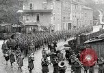 Standbild AEF Truppen der 32nd Division März in Gievres Frankreich Gievres Frankreich, 1918, aus Sekunde 26 historischem Filmmaterial Videoclip 65675025593