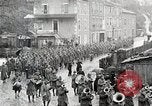 Standbild AEF Truppen der 32nd Division März in Gievres Frankreich Gievres Frankreich, 1918, aus Sekunde 27 historischem Filmmaterial Videoclip 65675025593