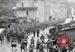 Standbild AEF Truppen der 32nd Division März in Gievres Frankreich Gievres Frankreich, 1918, aus Sekunde 28 historischem Filmmaterial Videoclip 65675025593