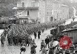 Standbild AEF Truppen der 32nd Division März in Gievres Frankreich Gievres Frankreich, 1918, aus Sekunde 29 historischem Filmmaterial Videoclip 65675025593
