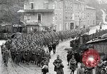 Standbild AEF Truppen der 32nd Division März in Gievres Frankreich Gievres Frankreich, 1918, aus Sekunde 30 historischem Filmmaterial Videoclip 65675025593