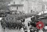 Standbild AEF Truppen der 32nd Division März in Gievres Frankreich Gievres Frankreich, 1918, aus Sekunde 31 historischem Filmmaterial Videoclip 65675025593
