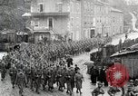 Standbild AEF Truppen der 32nd Division März in Gievres Frankreich Gievres Frankreich, 1918, aus Sekunde 32 historischem Filmmaterial Videoclip 65675025593