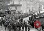 Standbild AEF Truppen der 32nd Division März in Gievres Frankreich Gievres Frankreich, 1918, aus Sekunde 33 historischem Filmmaterial Videoclip 65675025593