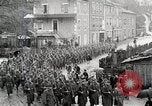 Standbild AEF Truppen der 32nd Division März in Gievres Frankreich Gievres Frankreich, 1918, aus Sekunde 34 historischem Filmmaterial Videoclip 65675025593