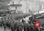 Standbild AEF Truppen der 32nd Division März in Gievres Frankreich Gievres Frankreich, 1918, aus Sekunde 35 historischem Filmmaterial Videoclip 65675025593