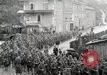 Standbild AEF Truppen der 32nd Division März in Gievres Frankreich Gievres Frankreich, 1918, aus Sekunde 36 historischem Filmmaterial Videoclip 65675025593