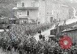 Standbild AEF Truppen der 32nd Division März in Gievres Frankreich Gievres Frankreich, 1918, aus Sekunde 37 historischem Filmmaterial Videoclip 65675025593