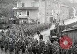 Standbild AEF Truppen der 32nd Division März in Gievres Frankreich Gievres Frankreich, 1918, aus Sekunde 38 historischem Filmmaterial Videoclip 65675025593
