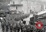 Standbild AEF Truppen der 32nd Division März in Gievres Frankreich Gievres Frankreich, 1918, aus Sekunde 39 historischem Filmmaterial Videoclip 65675025593