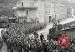 Standbild AEF Truppen der 32nd Division März in Gievres Frankreich Gievres Frankreich, 1918, aus Sekunde 40 historischem Filmmaterial Videoclip 65675025593