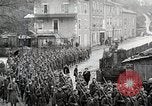 Standbild AEF Truppen der 32nd Division März in Gievres Frankreich Gievres Frankreich, 1918, aus Sekunde 41 historischem Filmmaterial Videoclip 65675025593