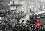 Standbild AEF Truppen der 32nd Division März in Gievres Frankreich Gievres Frankreich, 1918, aus Sekunde 42 historischem Filmmaterial Videoclip 65675025593