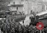 Standbild AEF Truppen der 32nd Division März in Gievres Frankreich Gievres Frankreich, 1918, aus Sekunde 43 historischem Filmmaterial Videoclip 65675025593