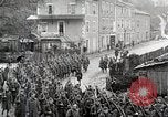 Standbild AEF Truppen der 32nd Division März in Gievres Frankreich Gievres Frankreich, 1918, aus Sekunde 44 historischem Filmmaterial Videoclip 65675025593