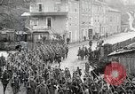 Standbild AEF Truppen der 32nd Division März in Gievres Frankreich Gievres Frankreich, 1918, aus Sekunde 45 historischem Filmmaterial Videoclip 65675025593