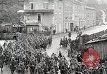 Standbild AEF Truppen der 32nd Division März in Gievres Frankreich Gievres Frankreich, 1918, aus Sekunde 46 historischem Filmmaterial Videoclip 65675025593