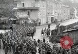 Standbild AEF Truppen der 32nd Division März in Gievres Frankreich Gievres Frankreich, 1918, aus Sekunde 47 historischem Filmmaterial Videoclip 65675025593
