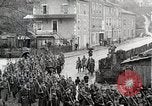 Standbild AEF Truppen der 32nd Division März in Gievres Frankreich Gievres Frankreich, 1918, aus Sekunde 48 historischem Filmmaterial Videoclip 65675025593
