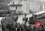 Standbild AEF Truppen der 32nd Division März in Gievres Frankreich Gievres Frankreich, 1918, aus Sekunde 49 historischem Filmmaterial Videoclip 65675025593