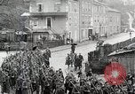Standbild AEF Truppen der 32nd Division März in Gievres Frankreich Gievres Frankreich, 1918, aus Sekunde 50 historischem Filmmaterial Videoclip 65675025593