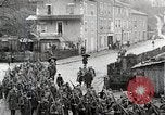 Standbild AEF Truppen der 32nd Division März in Gievres Frankreich Gievres Frankreich, 1918, aus Sekunde 51 historischem Filmmaterial Videoclip 65675025593