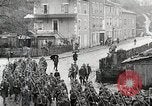Standbild AEF Truppen der 32nd Division März in Gievres Frankreich Gievres Frankreich, 1918, aus Sekunde 52 historischem Filmmaterial Videoclip 65675025593