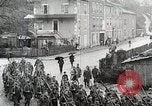 Standbild AEF Truppen der 32nd Division März in Gievres Frankreich Gievres Frankreich, 1918, aus Sekunde 53 historischem Filmmaterial Videoclip 65675025593