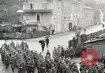 Standbild AEF Truppen der 32nd Division März in Gievres Frankreich Gievres Frankreich, 1918, aus Sekunde 54 historischem Filmmaterial Videoclip 65675025593