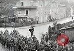 Standbild AEF Truppen der 32nd Division März in Gievres Frankreich Gievres Frankreich, 1918, aus Sekunde 55 historischem Filmmaterial Videoclip 65675025593