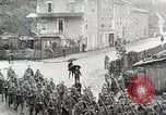 Standbild AEF Truppen der 32nd Division März in Gievres Frankreich Gievres Frankreich, 1918, aus Sekunde 56 historischem Filmmaterial Videoclip 65675025593