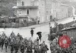 Standbild AEF Truppen der 32nd Division März in Gievres Frankreich Gievres Frankreich, 1918, aus Sekunde 57 historischem Filmmaterial Videoclip 65675025593