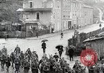 Standbild AEF Truppen der 32nd Division März in Gievres Frankreich Gievres Frankreich, 1918, aus Sekunde 58 historischem Filmmaterial Videoclip 65675025593