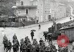 Standbild AEF Truppen der 32nd Division März in Gievres Frankreich Gievres Frankreich, 1918, aus Sekunde 59 historischem Filmmaterial Videoclip 65675025593
