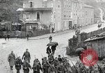 Standbild AEF Truppen der 32nd Division März in Gievres Frankreich Gievres Frankreich, 1918, aus Sekunde 60 historischem Filmmaterial Videoclip 65675025593
