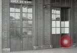 Standbild AEF Truppen der 32nd Division März in Gievres Frankreich Gievres Frankreich, 1918, aus Sekunde 61 historischem Filmmaterial Videoclip 65675025593