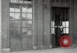 Standbild AEF Truppen der 32nd Division März in Gievres Frankreich Gievres Frankreich, 1918, aus Sekunde 62 historischem Filmmaterial Videoclip 65675025593