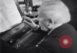 Immagine di Arturo Toscanini Riverdale New York USA, 1943, secondo 51 filmato di repertorio 65675025691