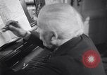 Immagine di Arturo Toscanini Riverdale New York USA, 1943, secondo 52 filmato di repertorio 65675025691