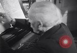 Immagine di Arturo Toscanini Riverdale New York USA, 1943, secondo 54 filmato di repertorio 65675025691
