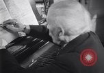 Immagine di Arturo Toscanini Riverdale New York USA, 1943, secondo 55 filmato di repertorio 65675025691