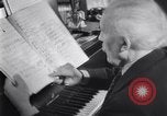 Immagine di Arturo Toscanini Riverdale New York USA, 1943, secondo 56 filmato di repertorio 65675025691