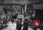 Standbild Tiroler Parade Fulpmes Österreich, 1936, aus Sekunde 12 historischem Filmmaterial Videoclip 65675025723